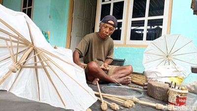 Potret Asbani Perajin Payung Kertas Asal Blitar