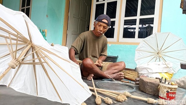 Potret Asbani Perajin Payung Kertas Asal Blitar