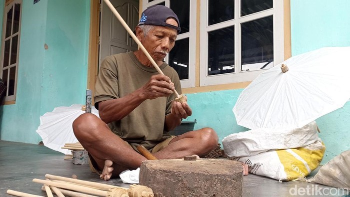 Semangat Kakek di Blitar Ubah Limbah Kayu Jadi Payung Kertas