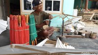 sbani mengaku memproduksi payung kertas sejak 15 tahun yang lalu. Namun, sempat berhenti sekitar 10 tahun. Itu karena persaingan dagang yang kurang menguntungkan.