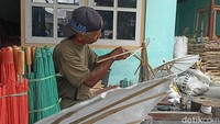 Potongan kayu bekas disulap menjadi kerangka payung. Alat yang digunakan juga sederhana tetapi dapat membantu memaksimalkan produksi.