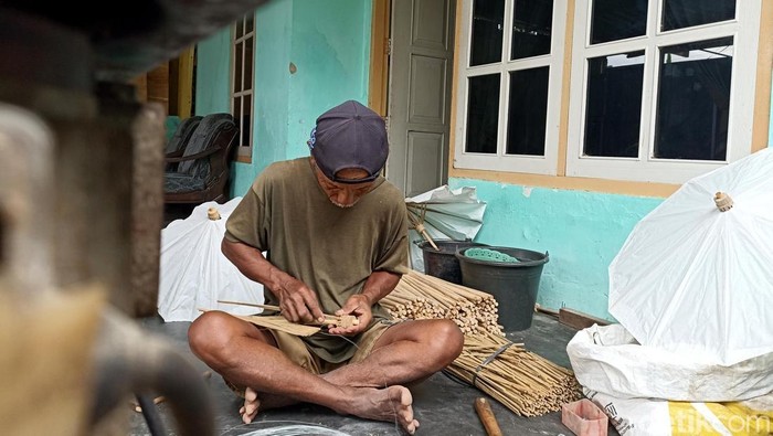 Semangat Kakek di Blitar Ubah Limbah Kayu Jadi Payung Kertas Semangat Kakek di Blitar Ubah Limbah Kayu Jadi Payung Kertas