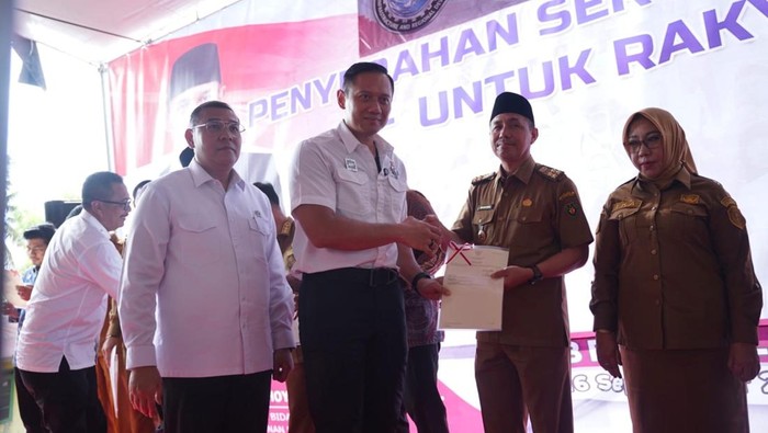 Menteri Koordinator Bidang Infrastruktur dan Pembangunan Kewilayahan, Agus Harimurti Yudhoyono (AHY) menyerahakn 184 sertifikat di bengkulu
