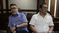 Terdakwa kasus dugaan TPPU korupsi nikel, Windu Aji Sutanto (baju putih) dan Glenn Ario Sudarto (baju biru), menghadiri sidang putusan di Pengadilan Tipikor Jakarta, Rabu (17/9/2025).