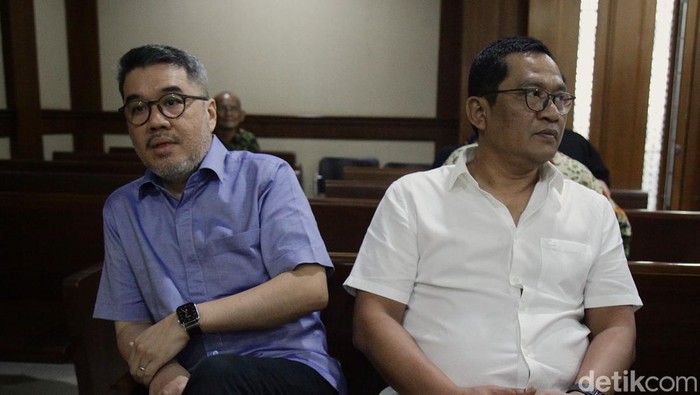 Sidang Vonis Pencucian Uang Nikel Blok Mandiodo Ditunda Sepekan Dua terdakwa kasus dugaan Tindak Pidana Pencucian Uang (TPPU) dalam korupsi penjualan ore nikel ilegal, Windu Aji Sutanto (baju putih) dan Glenn Ario Sudarto (baju biru) berjalan keluar ruang sidang di Pengadilan Tipikor, Jakarta, Rabu (17/9/2025). Sidang putusan kasus dugaan TPPU korupsi nikel Blok Mandiodo tersebut ditunda pada Rabu (24/9), lantaran salah satu hakim anggota yang menangani kasus tersebut, yakni Hiashinta Fransiska Manalu, masih dalam keadaan berduka karena orang tuanya meninggal dunia. Sebagai catatan, Windu Aji dan Glenn Ario sudah menyandang status terpidana dalam kasus korupsi tersebut.