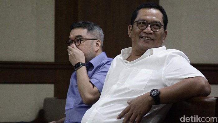 Dua terdakwa kasus dugaan Tindak Pidana Pencucian Uang (TPPU) dalam korupsi penjualan ore nikel ilegal, Windu Aji Sutanto (baju putih) dan Glenn Ario Sudarto (baju biru) berjalan keluar ruang sidang di Pengadilan Tipikor, Jakarta, Rabu (17/9/2025). Sidang putusan kasus dugaan TPPU korupsi nikel Blok Mandiodo tersebut ditunda pada Rabu (24/9), lantaran salah satu hakim anggota yang menangani kasus tersebut, yakni Hiashinta Fransiska Manalu, masih dalam keadaan berduka karena orang tuanya meninggal dunia. Sebagai catatan, Windu Aji dan Glenn Ario sudah menyandang status terpidana dalam kasus korupsi tersebut.