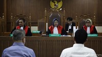Penundaan sidang dilakukan lantaran salah satu hakim anggota, Hiashinta Fransiska Manalu, masih dalam suasana berduka. 