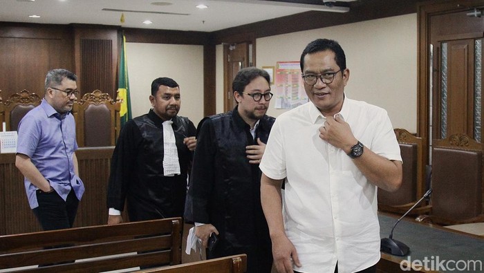 Dua terdakwa kasus dugaan Tindak Pidana Pencucian Uang (TPPU) dalam korupsi penjualan ore nikel ilegal, Windu Aji Sutanto (baju putih) dan Glenn Ario Sudarto (baju biru) berjalan keluar ruang sidang di Pengadilan Tipikor, Jakarta, Rabu (17/9/2025). Sidang putusan kasus dugaan TPPU korupsi nikel Blok Mandiodo tersebut ditunda pada Rabu (24/9), lantaran salah satu hakim anggota yang menangani kasus tersebut, yakni Hiashinta Fransiska Manalu, masih dalam keadaan berduka karena orang tuanya meninggal dunia. Sebagai catatan, Windu Aji dan Glenn Ario sudah menyandang status terpidana dalam kasus korupsi tersebut.