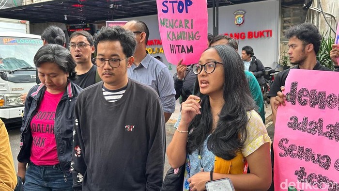 Sizigia Pikhansa (kanan), Delpiero Hegelian (kiri) saat mendatangi Polda Metro Jaya untuk menjenguk aktivis yang ditahan (Wildan N/detikcom)
