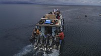 Penumpang berada di atas speedboat (kapal cepat) melintasi perairan Moti saat bertolak dari Ternate menuju Pulau Makian Kabupaten Halmahera Selatan, Maluku Utara, Selasa (16/9/2025). Foto: ANTARA FOTO/Andri Saputra