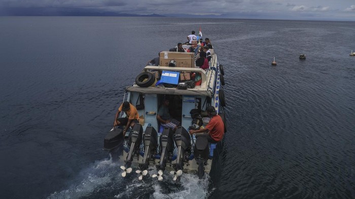 Speedboat Jadi Transportasi Andalan Warga Pulau Moti dan Makian Penumpang berada di atas speedboat (kapal cepat) melintasi perairan Moti saat bertolak dari Ternate menuju Pulau Makian Kabupaten Halmahera Selatan, Maluku Utara, Selasa (16/9/2025). Kapal cepat tersebut menjadi satu-satunya alat transportasi andalan mayoritas warga Pulau Moti dan Makian yang berada pulau terluar di wilayah Maluku Utara untuk menyebrang pulau dengan tarif Rp100 ribu per orang dengan jarak tempuh sekitar 2 jam.ANTARA FOTO/Andri Saputra/tom.