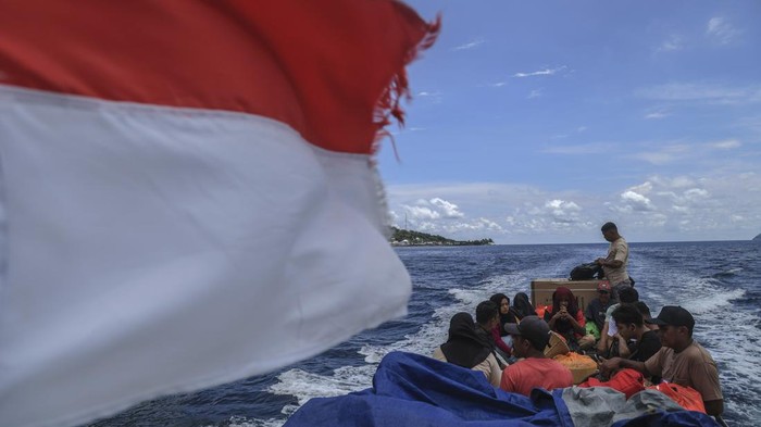 Penumpang berada di atas speedboat (kapal cepat) melintasi perairan Moti saat bertolak dari Ternate menuju Pulau Makian Kabupaten Halmahera Selatan, Maluku Utara, Selasa (16/9/2025). Kapal cepat tersebut menjadi satu-satunya alat transportasi andalan mayoritas warga Pulau Moti dan Makian yang berada pulau terluar di wilayah Maluku Utara untuk menyebrang pulau dengan tarif Rp100 ribu per orang dengan jarak tempuh sekitar 2 jam.ANTARA FOTO/Andri Saputra/tom.
