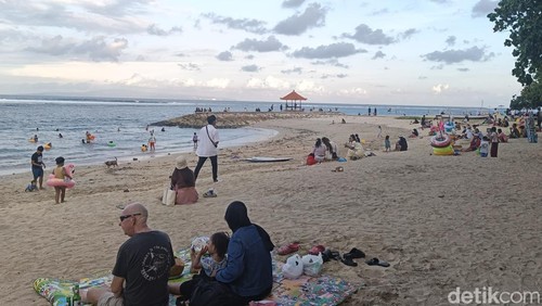 Suasana di Pantai Sanur, Denpasar, Bali pada Rabu (17/9/2025). (Ni Made Lastri Karsiani Putri-detikBali)