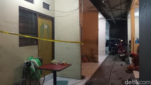 Garis polisi dipasang di lokasi pembunuhan istri oleh suami di Denpasar, Selasa (16/9/2025).