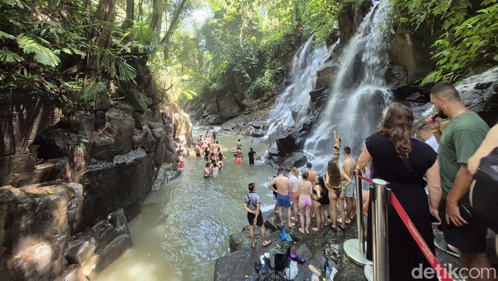 Suasana objek wisata air terjun Kanto Lampo yang ramai dikunjungi wisatawan asing, Rabu (17/9/2025). (Ni Komang Ayu Leona Wirawan)