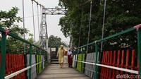 Dengan hadirnya 63 jembatan gantung baru tahun depan, masyarakat tak perlu lagi repot mengambil jalan jauh. Mobilitas semakin lancar, waktu lebih hemat, dan kehidupan sehari-hari pun makin mudah.