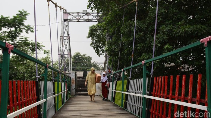 Tak Perlu Lagi Muter Jauh, 63 Jembatan Gantung Siap Dibangun Pemerintah Kabar gembira bagi masyarakat di berbagai daerah! Pemerintah melalui Kementerian Pekerjaan Umum (PU) menyiapkan pembangunan 63 jembatan gantung baru pada tahun 2026. Dengan total anggaran mencapai Rp630 miliar, proyek ini ditargetkan mampu mempermudah akses warga yang selama ini harus menempuh jalur memutar untuk mencapai tujuan.