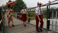 Dengan total anggaran mencapai Rp630 miliar, proyek pembangunan 63 jembatan gantung baru pada tahun 2026 ini ditargetkan mampu mempermudah akses warga yang selama ini harus menempuh jalur memutar untuk mencapai tujuan.