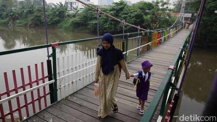 Kabar gembira bagi masyarakat di berbagai daerah! Pemerintah melalui Kementerian Pekerjaan Umum (PU) menyiapkan pembangunan 63 jembatan gantung baru pada tahun 2026. Dengan total anggaran mencapai Rp630 miliar, proyek ini ditargetkan mampu mempermudah akses warga yang selama ini harus menempuh jalur memutar untuk mencapai tujuan.