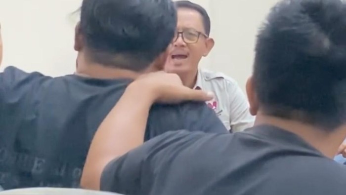 Tangkapan layar video Kadinsos Kota Tasikmalaya adu mulut dengan warga.