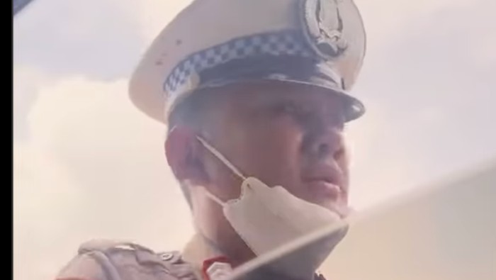 Tangkapan layar video viral polantas dipuji karena kesabarannya menghadapi pengemudi mobil yang menolak buka kaca, Rabu (17/9/2025).