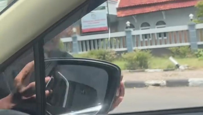 Tangkapan layar video viral yang memperlihatkan seorang pria diduga berpura-pura ditabrak/