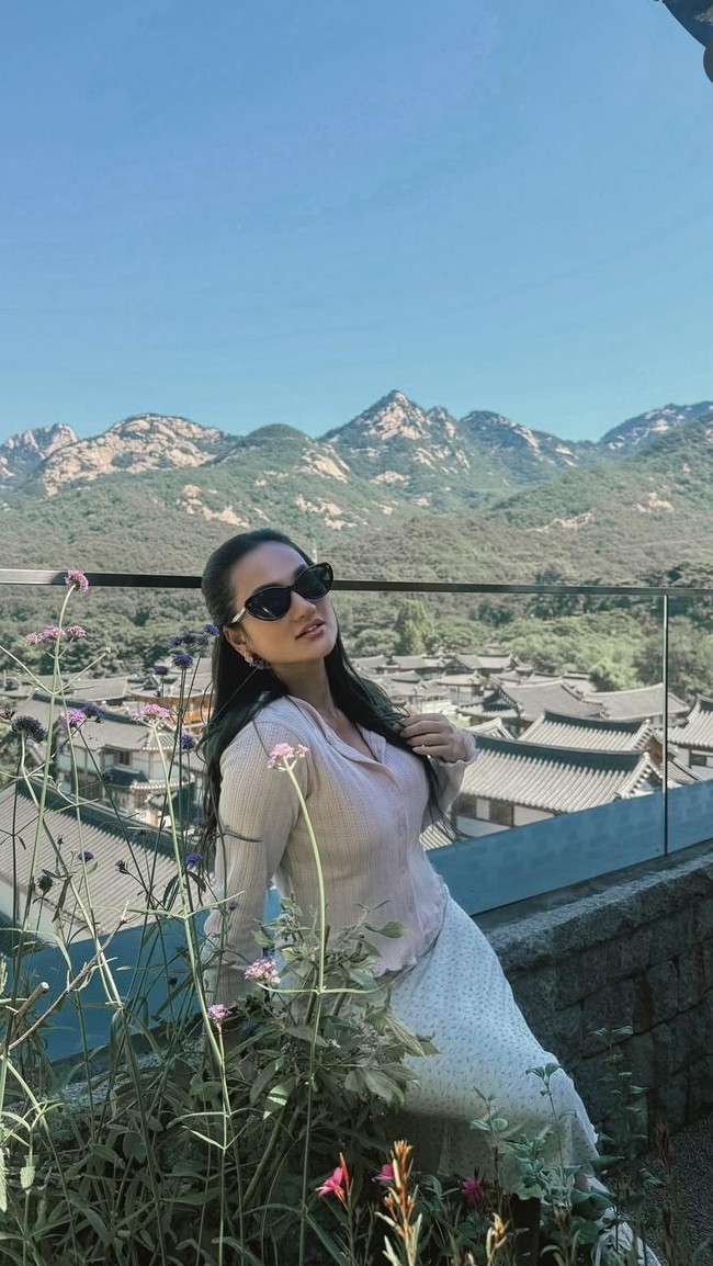 Tengku Dewi diketahui menjalani oplas Mommy Makeover. Ia menjalani tindakan tummy tuck daerah perut, breast augmentation, lifting pada payudara, dan liposuction di beberapa area. Foto: Instagram/@tengkudewiputri_tdp