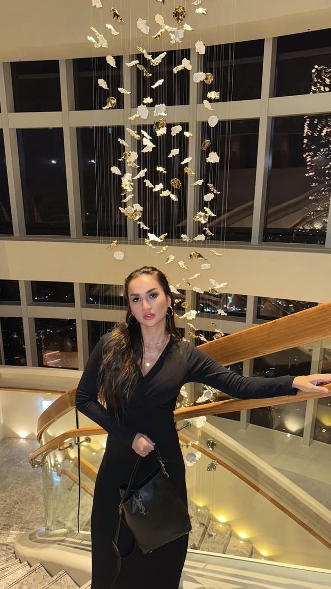 Setelah oplas tersebut Tengku Dewi terlihat makin cantik dengan tubuh yang kian langsing bak kembali ABG. Penampilannya pun banjir pujian. Foto: Instagram/@tengkudewiputri_tdp