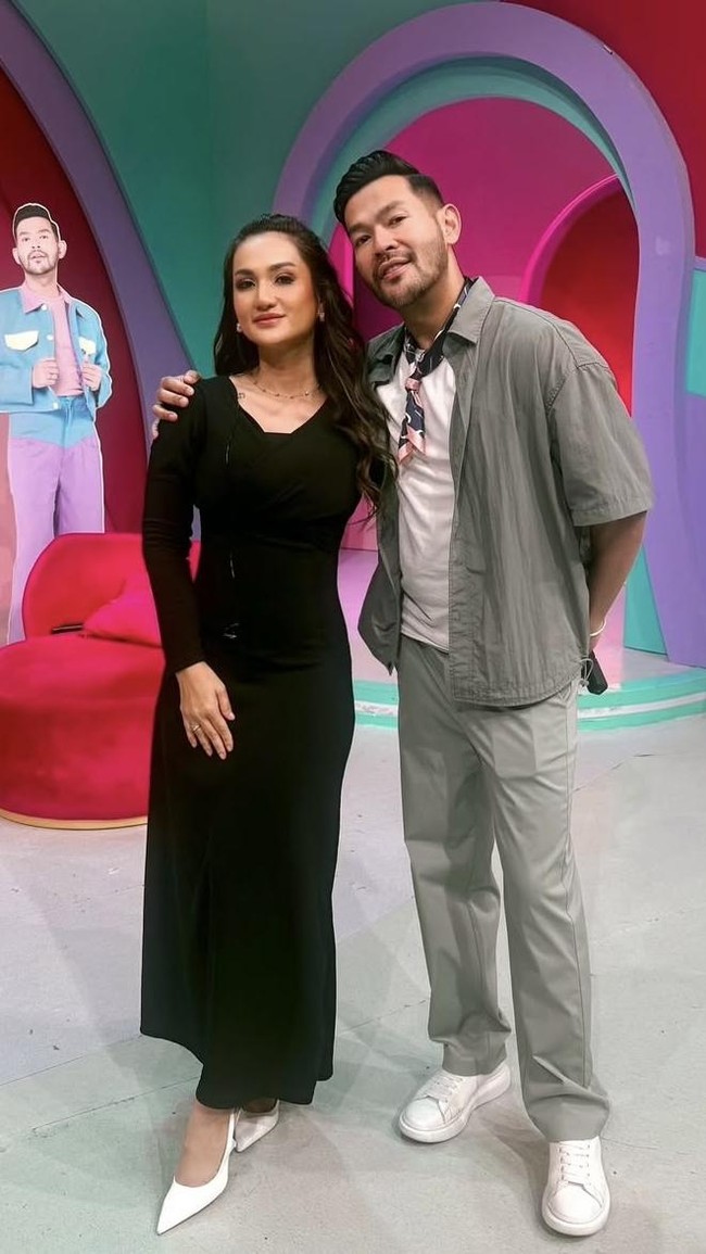 Wanita 37 tahun itu juga tak ragu lagi untuk mengenakan pakaian-pakaian bodycon yang memperlihatkan bentuk tubuhnya. Foto: Instagram/@tengkudewiputri_tdp