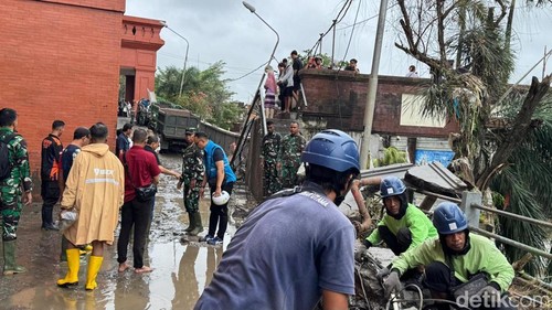 Tim PLN UP3 Bali Selatan saat proses pemulihan jaringan kelistrikan di kawasan Pasar Badung, Denpasar, beberapa waktu lalu. (Foto: PLN UID Bali)