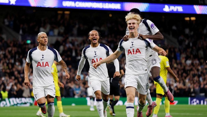Soccer Football - UEFA Champions League - Tottenham Hotspur v Villarreal - Tottenham Hotspur Stadium, London, Britain - September 16, 2025 Tottenham Hotspurs Richarlison, Lucas Bergvall, Xavi Simons and Pape Matar Sarr celebrate their first goal, an own goal scored by Villarreals Luiz Junior REUTERS/Andrew Couldridge     TPX IMAGES OF THE DAY