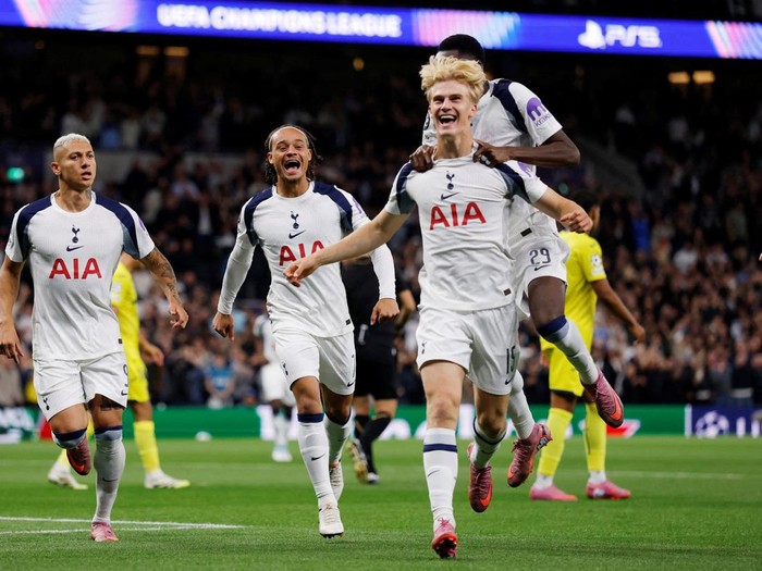 Tottenham Hotspur Soccer Football - UEFA Champions League - Tottenham Hotspur v Villarreal - Tottenham Hotspur Stadium, London, Britain - September 16, 2025 Tottenham Hotspurs Richarlison, Lucas Bergvall, Xavi Simons and Pape Matar Sarr celebrate their first goal, an own goal scored by Villarreals Luiz Junior REUTERS/Andrew Couldridge     TPX IMAGES OF THE DAY