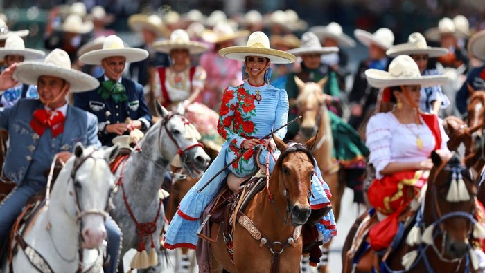 Tradisi Koboi Meksiko Tampil Semarak di Parade Hari Kemerdekaan Perayaan Hari Kemerdekaan Meksiko berlangsung meriah di ibu kota, Mexico City, pada Selasa (16/9/2025). Parade yang dipimpin langsung oleh Presiden Claudia Sheinbaum itu dipenuhi dengan nuansa tradisi khas Meksiko, salah satunya kehadiran para charros dan escaramuzas, sebutan untuk koboi dan gadis koboi Meksiko. REUTERS/Raquel Cunha