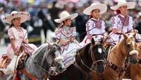 Tradisi charro dan escaramuza sendiri telah lama menjadi bagian penting dari identitas budaya Meksiko. Kehadiran mereka dalam parade kemerdekaan bukan hanya menambah semarak perayaan, tetapi juga menjadi simbol kebanggaan nasional. REUTERS/Raquel Cunha