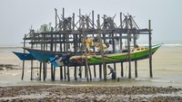 Nelayan mengikat perahunya dengan cara digantung di Desa Soligi, Pulau Obi, Halmahera Selatan, Maluku Utara, Rabu (17/9/2025). Foto: ANTARA FOTO/Iggoy el Fitra