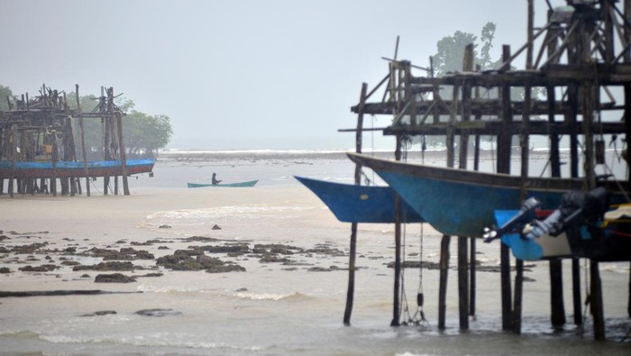 Nelayan mengikat perahunya dengan cara digantung di Desa Soligi, Pulau Obi, Halmahera Selatan, Maluku Utara, Rabu (17/9/2025). Nelayan Desa Soligi memiliki tradisi menggantung perahu mereka setelah melaut agar memudahkan saat digunakan kembali dan terhindar dari hempasan ombak. ANTARA FOTO/Iggoy el Fitra/rwa.