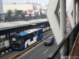 Pramono Janji Perbaiki Halte TransJ-Stasiun MRT Tak Ramah Disabilitas