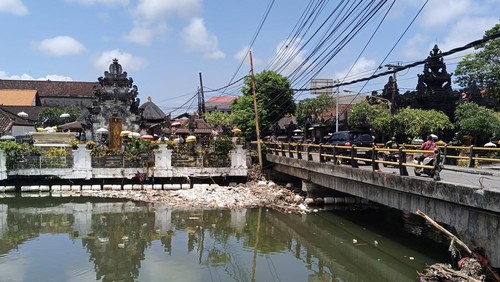 Tumpukan sampah di kawasan Sungai Taman Pancing, Denpasar, Bali, Selasa (16/9/2025). (Ni Made Lastri Karsiani Putri/detikBali)