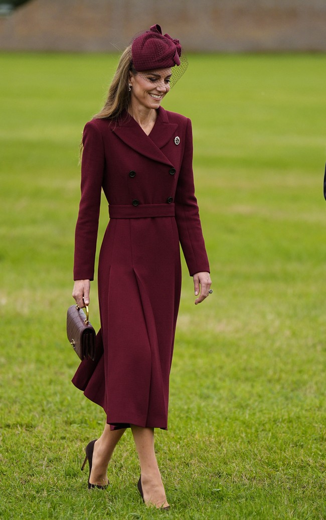 Sementara itu, Kate Middleton juga tampil elegan dengan gaun mantel marun rancangan Emilia Wickstead yang dipadukan topi senada karya Jane Taylor. Tidak ketinggalan tas tangan Chanel berstruktur dengan warna senada. (Foto: via REUTERS/Aaron Chown)