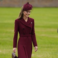 Sementara itu, Kate Middleton juga tampil elegan dengan gaun mantel marun rancangan Emilia Wickstead yang dipadukan topi senada karya Jane Taylor. Tidak ketinggalan tas tangan Chanel berstruktur dengan warna senada. (Foto: via REUTERS/Aaron Chown)