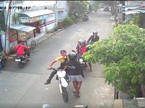 Video: Aksi Bang Jago Pukuli 2 Pemotor Usai Nyaris Senggolan di Bogor