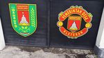 Bau-bau Manchester United di Logo Desa Kleteran Magelang