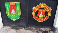 Logo yang ditempelkan di meja pelayanan ukuran lebih kecil. Sedangkan yang ditempelkan di gerbang bagian samping belakang ukurannya lebih besar.