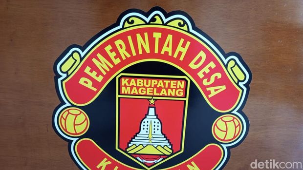 Penampakan logo Desa Kleteran, Kabupaten Magelang, yang mirip logo klub Inggris Manchester United (MU), Rabu (17/9/2025).