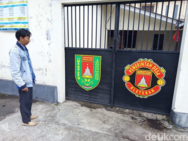 Penampakan logo Desa Kleteran, Kabupaten Magelang, yang mirip logo klub Inggris Manchester United (MU), Rabu (17/9/2025).