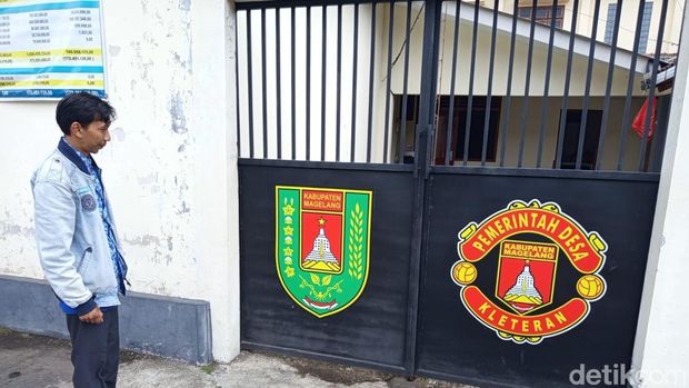 Penampakan logo Desa Kleteran, Kabupaten Magelang, yang mirip logo klub Inggris Manchester United (MU), Rabu (17/9/2025).