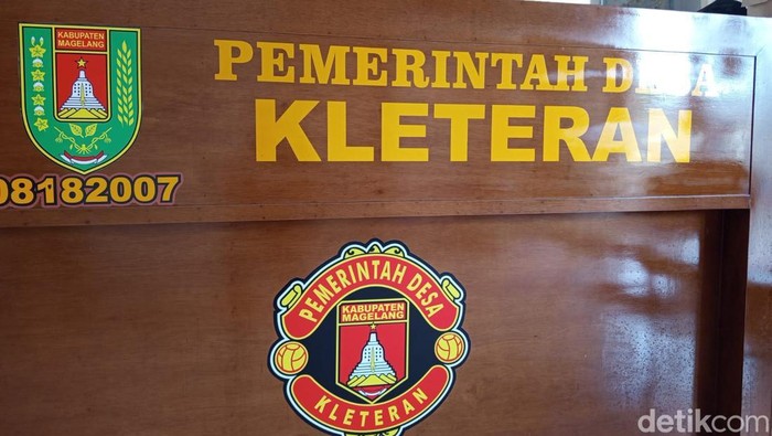 Penampakan logo Desa Kleteran, Kabupaten Magelang, yang mirip logo klub Inggris Manchester United (MU), Rabu (17/9/2025).