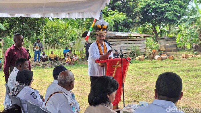 Wakil Menteri Transmigrasi Viva Yoga Mauladi hadir di acara peletakan batu pertama pembangunan Gereja GKI Imanuel Muari Oransbari, Papua Barat, Rabu (17/9/2025).