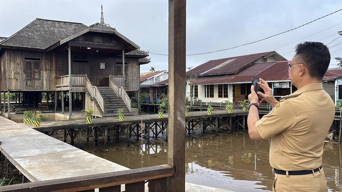 Walkot Pontianak Edi Rusdi Kamtono meninjau Rumah Budaya Kampung Caping.
