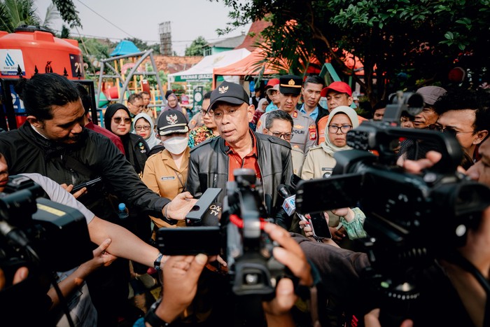 Wamensos Agus Jabo Serahkan Bantuan ke Korban Kebakaran di Pasar Senen